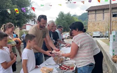 Zerainen txakolin eta oilasko dastaketa egin dute