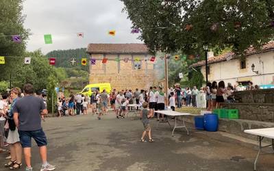 Zerainen festei hasiera emateko pregoia eta ondoren, sagardo dastaketa izan dute