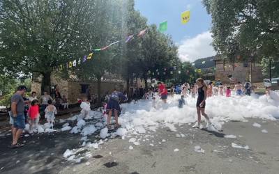 Zerainen apar festa izan dute herriko plazan