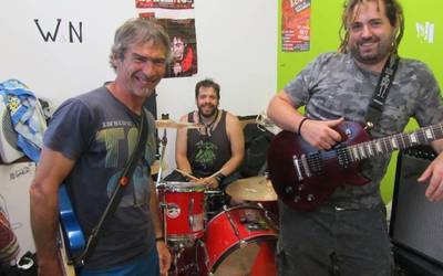 Safi band & Hereje Fighters taldeak reggae kantu ezagunak joko ditu gaur gauean hondartzan