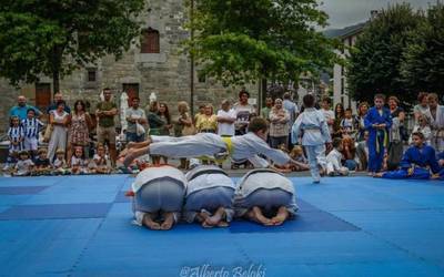 Kodaoreko judoka gazteek erakustaldia egin dute Balda plazan