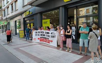 Superberriak kateko denda guztiak itxi eta 70 langile kaleratu nahi dituzte