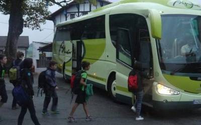 Hainbat ikaslek ez dute garraio publikorik izango bihar, Eusko Jaurlaritzaren eta hainbat enpresen arteko akordiorik ez dagoelako