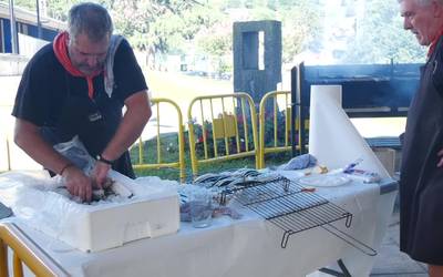 Bi urteren ondoren, sardina jana eta sagardo dastaketa  Elbarrena auzoan
