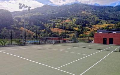 Mintxetako tenis pista berritu dute