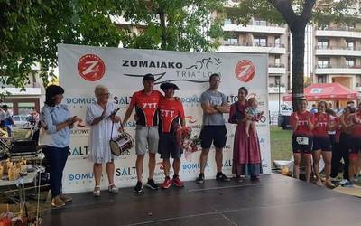 Omenaldi hunkigarria eskaini dio Zumaiako Triatloi Taldeak Juan Inazio Alkortari