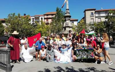 Urduñan elkarbizitzen ari diren hainbat kultura atera ziren kalera larunbatean
