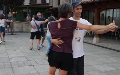 Dantza herrikoiekin agurtu dituzte Andramaixak