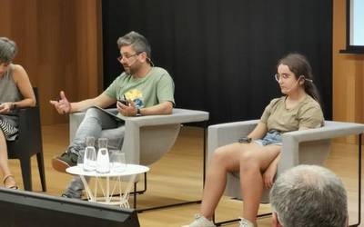 Kurtzebarriko kideak 'Kultura Eskolan' mahai inguruan hizlari