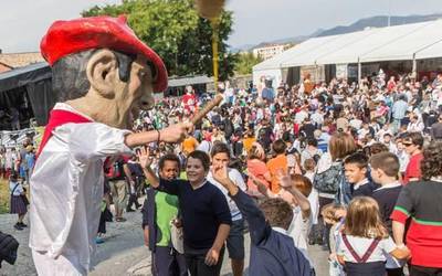 Sanfermin Txikirako prestatzen ari da Alde Zaharra