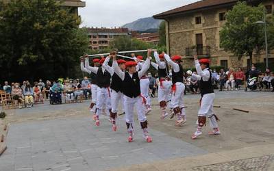 [EGITARAUA]: Edan, Gora Etorri, Luhartz eta Puro Relajo, besteak beste, Iurretako jaietan