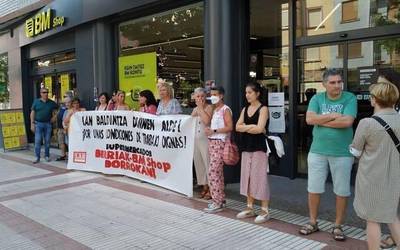Grebara doaz BM Shop dendetako langileak, dendak ixteko "arrazoi nahikorik ez" dagoelako