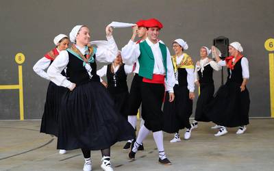 Euskal dantzak ikasteko izena emateko epea zabaldu dute Mendaron