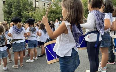 Nagusiek besteko ondo jo dute danborra umeek