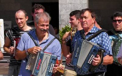 Azkoitiko I. Trikiti Egunek trikitilari eta zale mordoa bildu zituen