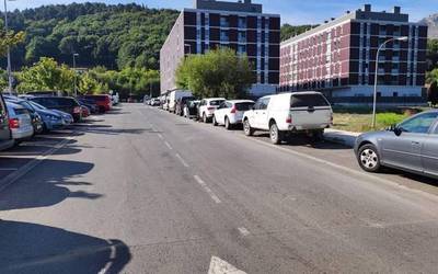 Furgoneta batek aparkatuta zeuden hiru auto kolpatu ditu Durangon