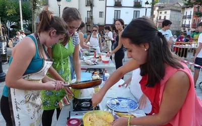 Patata-tortilla lehiaketa, sagardoa eta Euskaraldiko erretratua, zapatuan, plazan