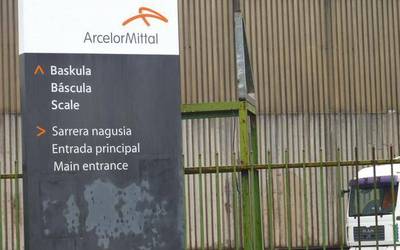 LAB: «Arcelorrek langileei irri eginez segitzen du»
