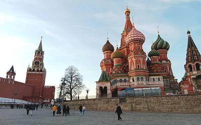 "Errusiako gizartea goitik behera astintzen ari den gaia da gerra hau"