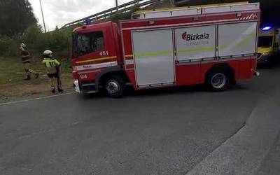 Emakume bat Galdakaoko ospitalera eraman dute autoa errepidetik irten ostean