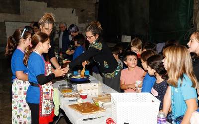 San Migel jaitsi da kanpandorretik eta festa giroa da nagusi Angiozarren