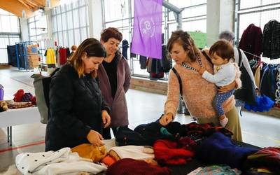500 euro inguru batu dituzte bigarren eskuko arropa azokan