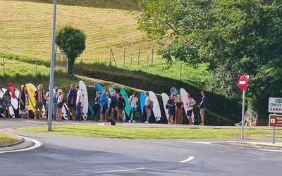 HARA! Aiako surflariek egunero jarri dute hitzordua udan Zarauzko hondartzara autobusez joateko
