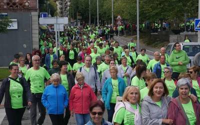 Minbiziaren kontrako ibilaldian hartu dute parte dozenaka lagunek