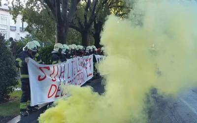 Protesta zaratatsu eta koloretsua egin dute suhiltzaileek, "zerbitzuaren deuseztatzea" salatzeko