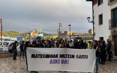 Elkarretaratzea egin dute Soraluzeko emakumearen hilketa salatzeko