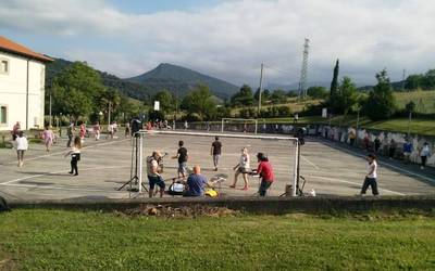 Beti nahi izan duzu munduko dantzak ikastea? Kalean dantzatzeko irrikan zaude eta ez zara ausartzen?