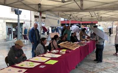 Merkatu solidarioa egin dute Arrasaten, buru osasuna ikusarazteko