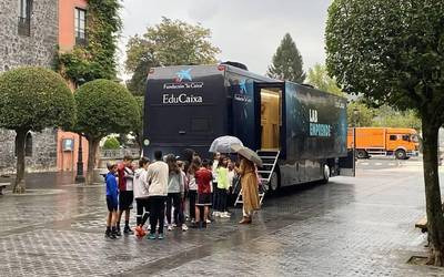 Ekintzailetza sustatzea asmo duen autobus interaktiboak Azkoitian egin du geldialdia