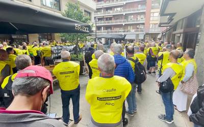Agraviados por Geroako kideek kontzentrazioak burutu dituzte ELA eta LABeko egoitzen aurrean