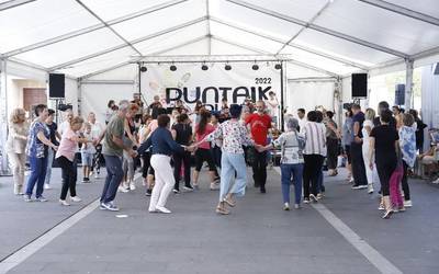 Herrixa Dantzan dantzaldia egin dute Biteri plazan, Puntaik Puntaren barruan