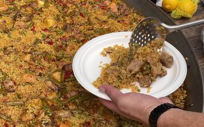 Berazubi auzoko jaien azken txanpan paella jana egin zuten auzotarrek