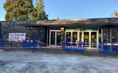 Greba mugagabean dira kirol instalazioetako langileak