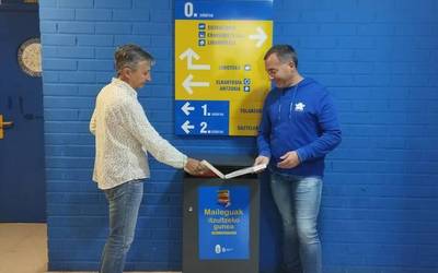 Soraluzeko Udalak liburuak itzultzeko postontzia jarri du liburutegian