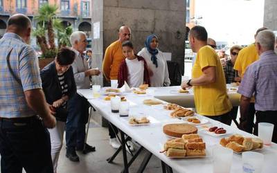 Beningo kaleko umeen alde egiteko pintxoak saldu dituzte Kontzejupean