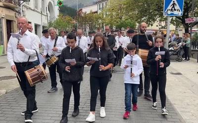 Aretxabaletako kaleetan Txistulari eguna ospatu dute, Demetrio Iriarteren omenez