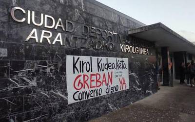 Iruñeko kirol instalazio publiko ia guztiak itxi zituen grebak bigarren eguna du gaur