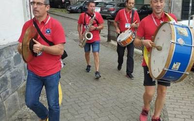 Mundakako topaketetan izan dira Zumaiako arraunlari beteranoak