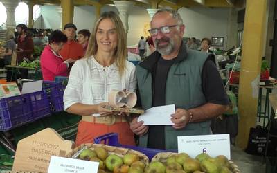 Fruitu eta barazki eta Errezil sagarren lehiaketako sariak banatu dituzte astearteko azokan