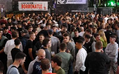 Porru kaleko festetan sagardo desberdinak dastatzeko aukera egon zen