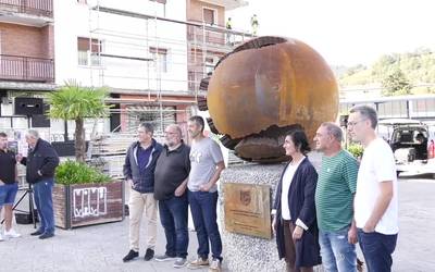 Tolosa CF-ren mendeurreneko eskultura inaguratu dute