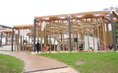 Auzo-Etxearen inguruko espazioan, jolas gune berria eta erabilera anitzeko espaziorako estalpea inauguratu dituzte
