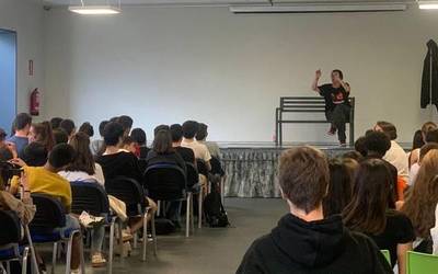 Pamela Palenciano institutuko ikasleekin izan da solasean