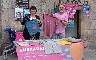 Aste honetan hasiko dira Euskaraldiko txapak banatzen Arrasaten