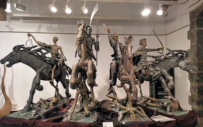 Angel Gil eskulturagilearen erakusketa abenduaren 11ra arte egongo da Elgoibarko Kultur Etxean