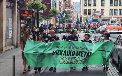 Bizkaiko metaleko langileek manifestazio jendetsua egin dute Erandion